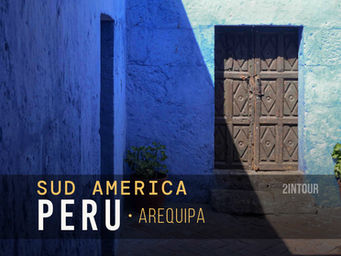 Arequipa (Perù) scorcio di una stradina interna al Monasteiro de Santa Catalina con edifici in pietra colorata in blu