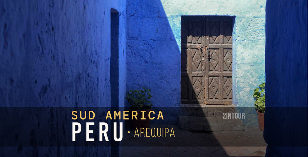 Arequipa (Perù) scorcio di una stradina interna al Monasteiro de Santa Catalina con edifici in pietra colorata in blu