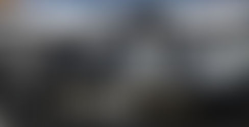 Primo piano del ghiacciaio Sólheimajökull con fronte del ghiaccio di colore nero dovuto ai sedimenti di cenere vulcanica