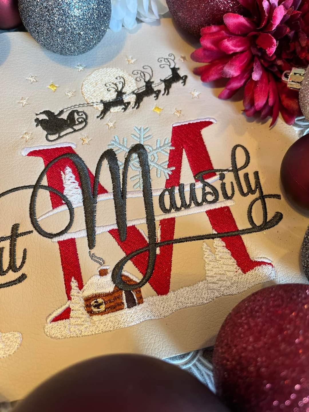 Christmas-Split-Monogramm "M" mit freiem Textbereich