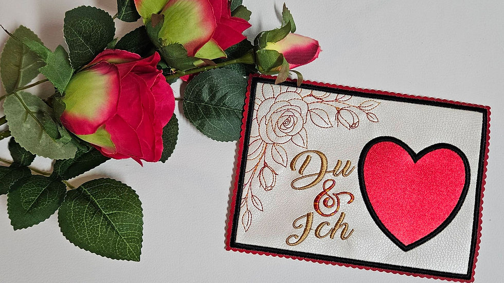 Miniaturbild: Rose Heart Mug Rug - ITH Stickdatei