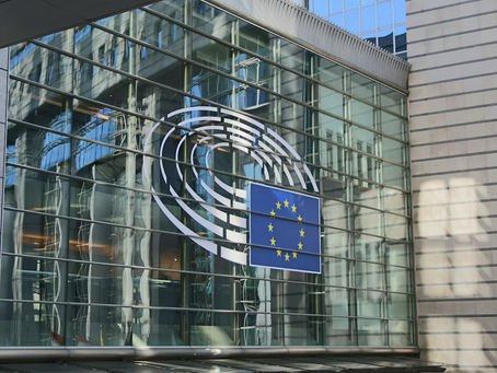 Parlamento Europeu desativa funções de IA em dispositivos de trabalho por riscos de privacidade e cibersegurança
