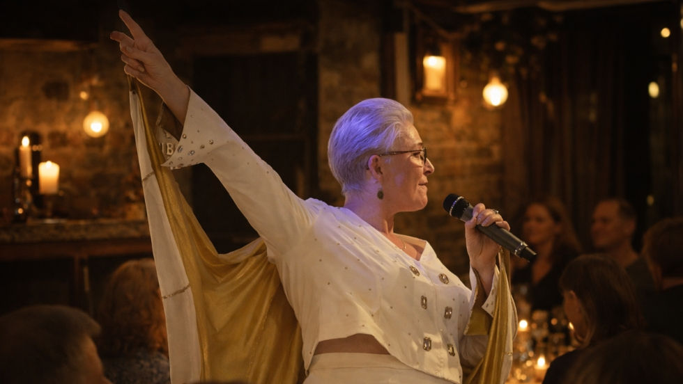 Intimkoncert med Kvindelig Elvis