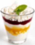 Postre de merengue con crema de quesos, mango y salsa de frambuesa