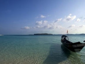 Hundreds missing as boat carrying Rohingya and Bangladeshis sinks in Andaman sea