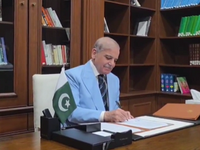 Pakistan Prime Minister Shehbaz Sharif signs the Islamabad Memorandum of Understanding alongside the US-Iran peace initiative. (Image Source: X/@PakPMO)