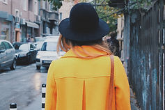 Fille dans un manteau jaune