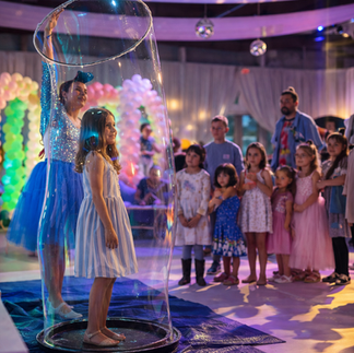 bubble show for kids birthday party in Chicago with giant bubbles and interactive fun