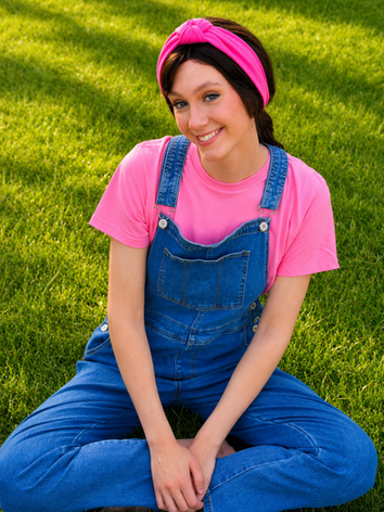 Ms. Rachel inspired birthday party entertainer smiling in Chicago wearing pink shirt and denim overalls.