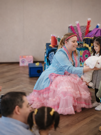 performer entertaining kids at Chicago event