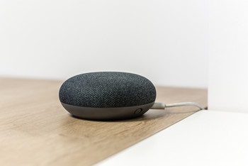SMART HOME je neoddeliteľnou súčasťou SMART home. Môžete pomocou neho ovládať hlasom všetky osoatné smart zariadenia v domácnosti.