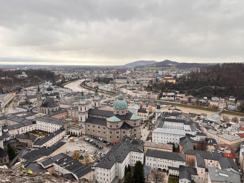 Blick von der Festung Hohensalzburg auf den Dom, die Altstadt und die Salzach.
