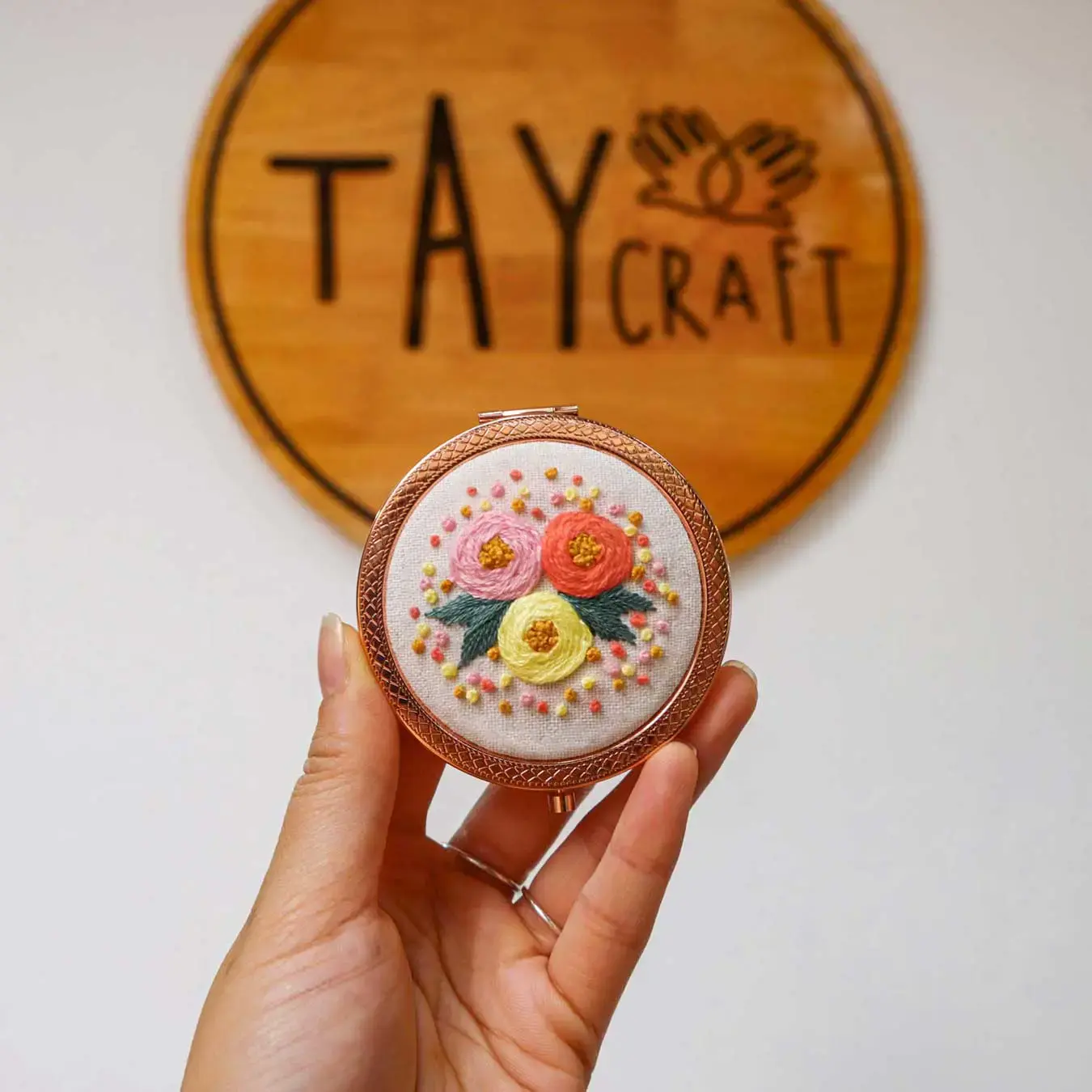 Gương mini thêu tay thủ công Pastel Roses