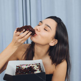 hot girl snacks, healthy snacking, mindful snacking, Greek yogurt dessert, savory snacks, dark chocolate treats, protein snacks, easy snack ideas, indulgent yet healthy, portion controlled snacks