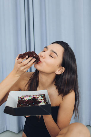 hot girl snacks, healthy snacking, mindful snacking, Greek yogurt dessert, savory snacks, dark chocolate treats, protein snacks, easy snack ideas, indulgent yet healthy, portion controlled snacks