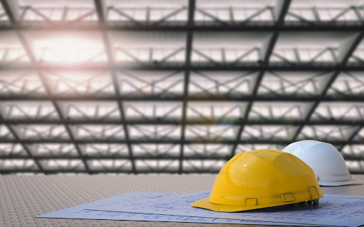 uma estrutura com chapas de aço e um projeto em baixo de dois capacetes