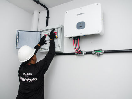 Técnico Intertele fazendo manutenção em um equipamento.