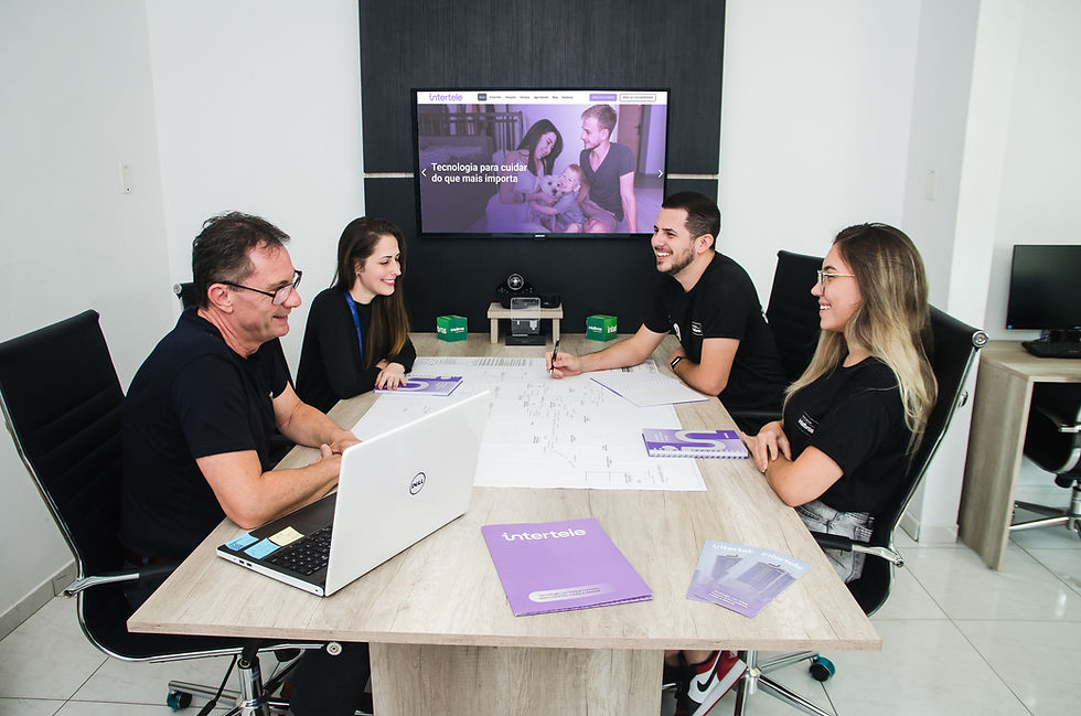 pessoas reunidas em uma mesa definindo soluções para projeto de cidade inteligente
