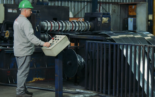 trabalhador usando a maquina industrial