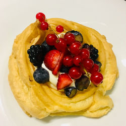 Bignè con chantilly e frutti di bosco
