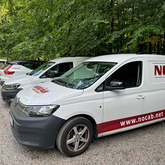 Bilar från NOCAB Säkerhet på parkeringen på The Lodge i Genarp