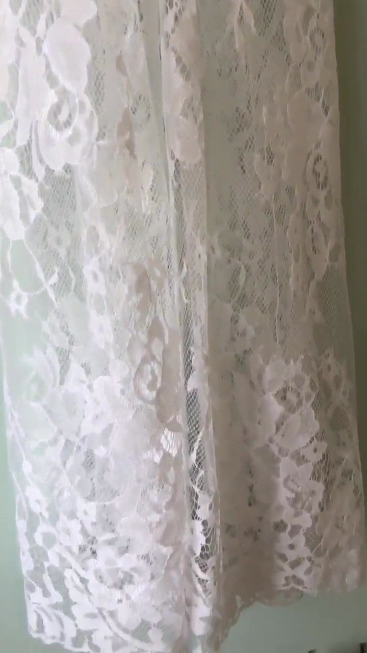 Thumbnail: Lace Scallop Edge Short  Bridal Wedding Veil