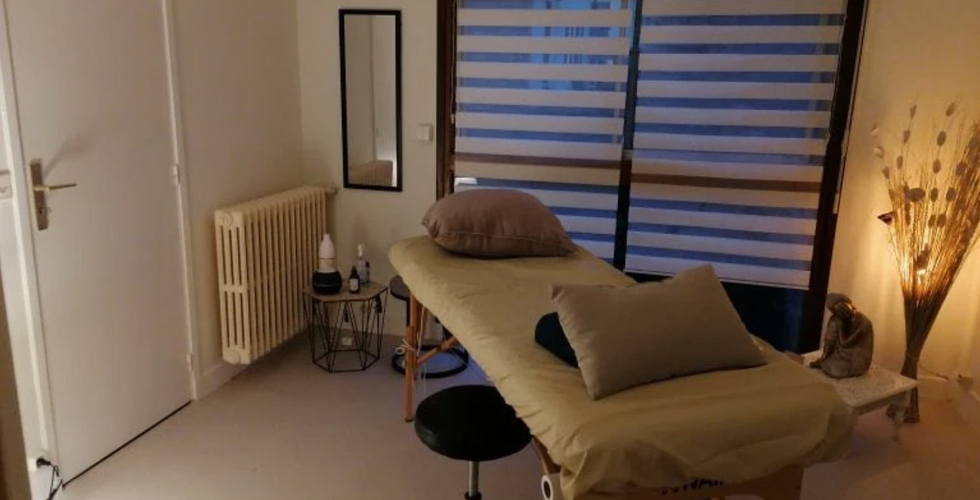 une table de massage avec des coussins, c'est un cabinet 