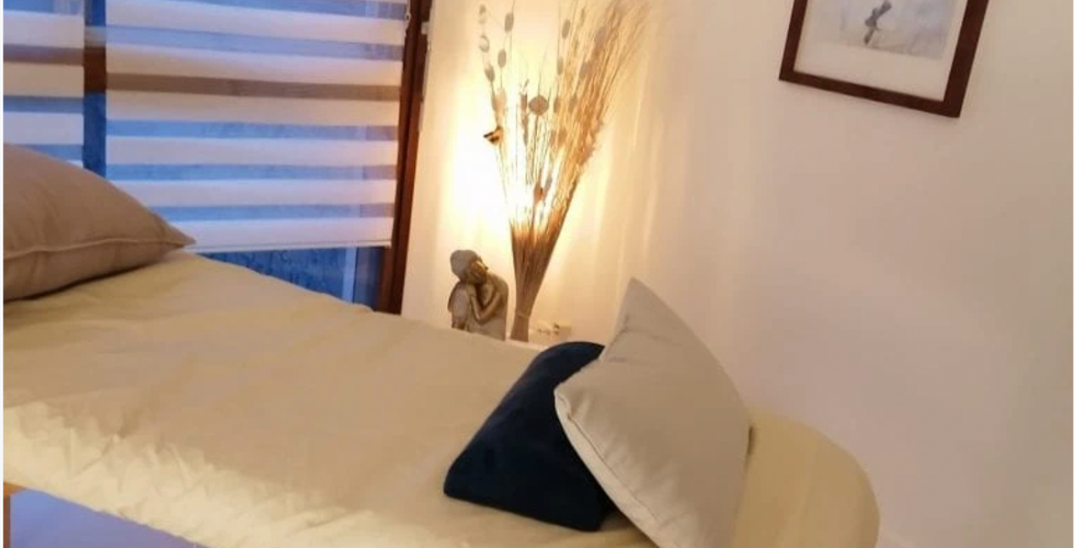 une table de massage avec des coussins 