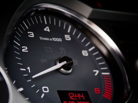 Γιατί το αυτοκίνητο ανεβοκατεβάζει στροφές στο ρελαντί;