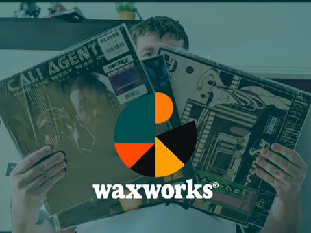 Nicho1 med nogle af pladerne fra månedens episode af radioprogrammet WaxWorks med Nyboe