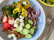 Greece-TIY-Bowl mit Pfirsichen und sommerlichem Limetten-Dressing