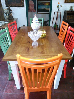 Conjunto de mesa e cadeiras colorida