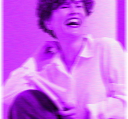 medium-shot-woman-sitting-chair com fundo roxo