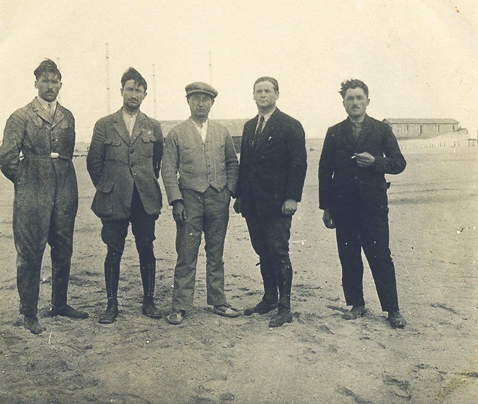 Observez bien cette photographie exceptionnelle par l'information qu'elle nous transmet. La ligne est stoppée, le premier sang vient de couler, la stupéfaction et la détresse se lient sur les visages. Les pilotes Jean Denis, Emile Lécrivain, Henri Rozès et Eloi Ville entourent Pierre Deley à Port-Etienne. Ils viennent de quitter Juby sur ordre du colonel Bens ; retour sur Dakar. Maintenant que va-t-il se passer, comment Didier Daurat à Toulouse va-t-il réagir ? Patience ... J'ai mis de longues années à comprendre et interpréter cette image... Archives familiales Rozès/Sarradet