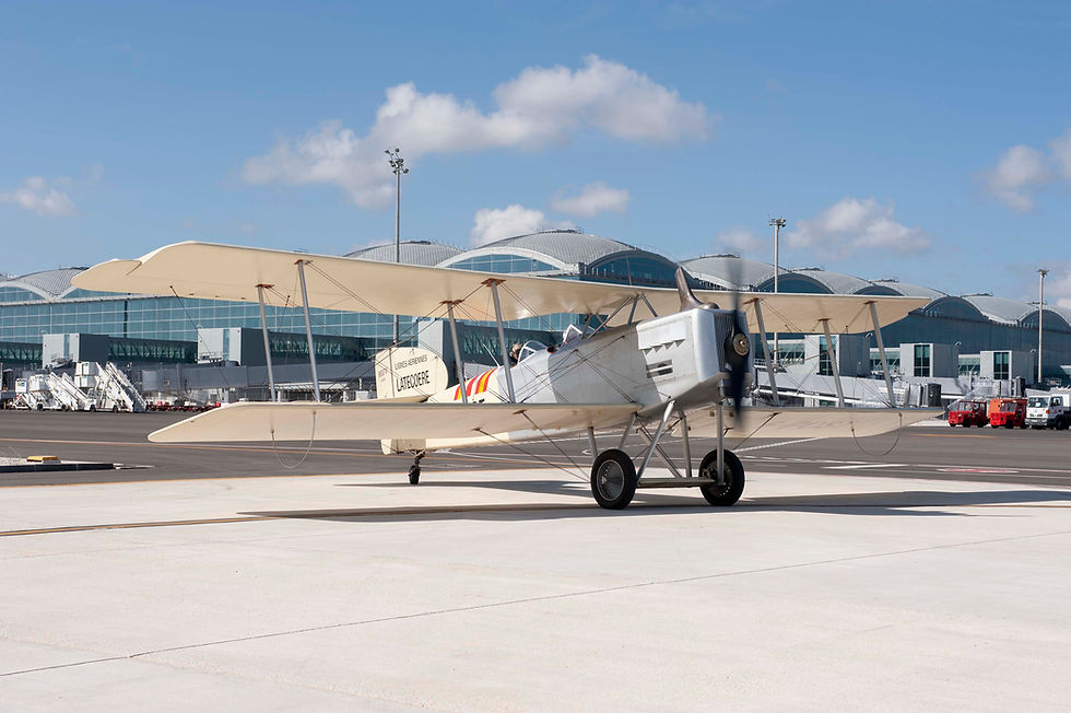 Au roulage, à Alicante, la visibilité vers l’avant est réduite et oblige donc à zigzaguer pendant les deux kilomètres de taxiway, derrière la voiture de piste (follow-me) qui nous guide vers le parking. E.B.
