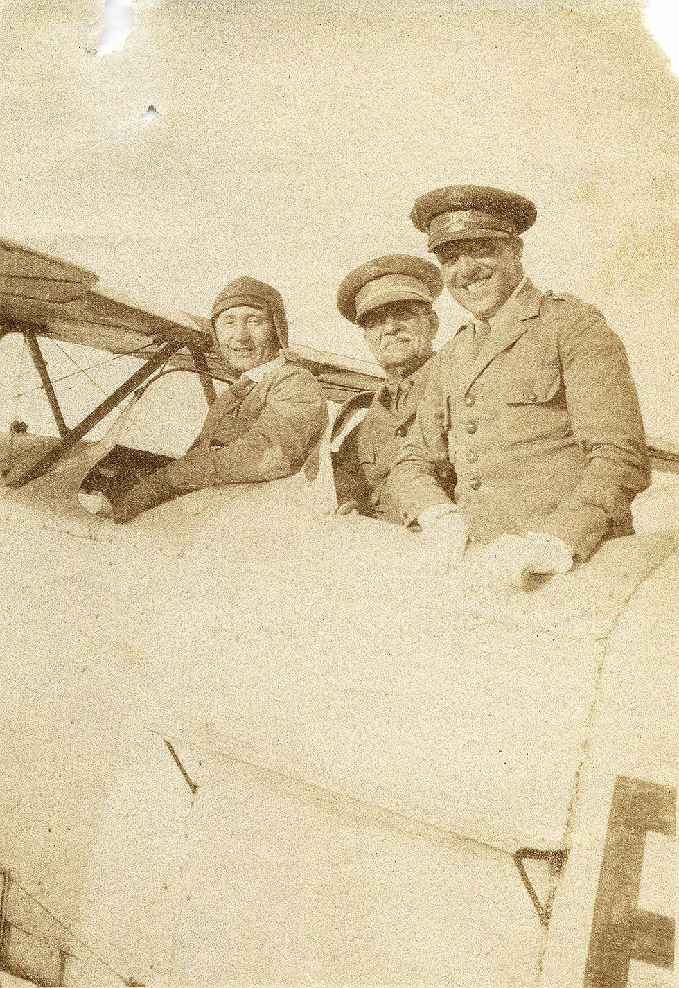 Pierre Deley aux commandes et ses passagers, les Gouverneurs de Juby et de La Aguera. Archives familiales Deley/René Angel