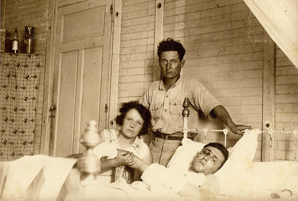 Guy Martin Des Pallières et les Deley, à Port Etienne avanT d'être transporté à Dakar..Archives familiales Deley/René Angel
