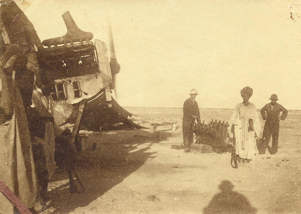 Dépannage au Terrain Deley, à gauche Devillard, à droite Henriot reconnaissable à son attitude et au centre la garde-rapprochée. Archives familiales Deley/René Angel.