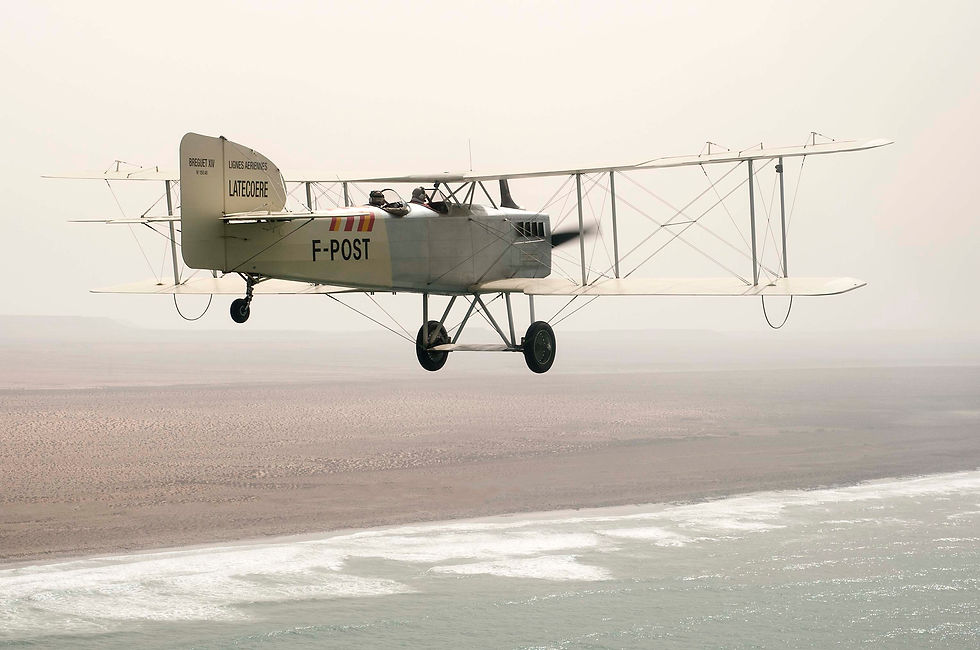 Sous nos ailes, la terre aride qui défile depuis Tan Tan se pare timidement et insensiblement de premières dunes isolées annonciatrices de ces milliers de dunes qui feront le décor de l’escale de légende. E.B.