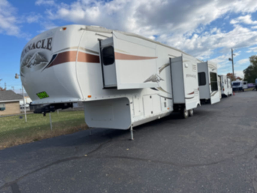 Pinnacle Fifth Wheel 4 slides 2011 four season