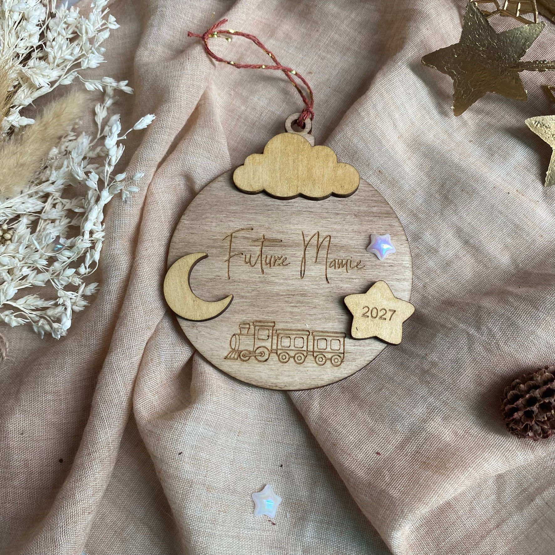 Boule de Noël en bois – Annonce grossesse 2027 personnalisée