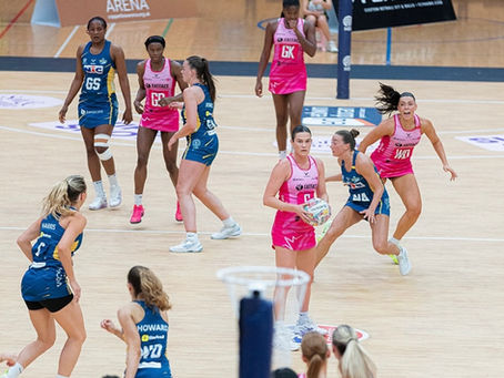 22 players on court playing netball - London Pulse and Leeds Rhinos 