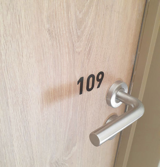 Numéro en relief accessibilité ERP