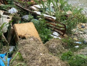 Denúncia de acúmulo de lixo, sujeira, abandono e descaso na Rua do Contorno na Quadra 8 no bairro CIA 1 expõe descuido, omissão e negligência da atual gestão em Simões Filho