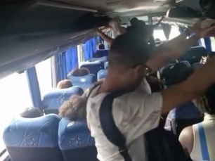 SUPERLOTAÇÃO NO TRANSPORTE UNIVERSITÁRIO DE SIMÕES FILHO: Estudantes exigem dignidade, respeito e soluções da atual gestão da Prefeitura
