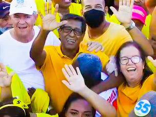 CONTRASTE POLÍTICO EM SIMÕES FILHO: A proximidade e o contato de Edson Almeida e Mariza Bomfim com o povo em comparação ao desfile de Diógenes Tolentino e Del em carro de luxo distantes do público