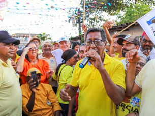 “A gente está com o povo. A gente não sobe em carro e nem em palanque, a gente segue com o povo no chão”, diz Edson Almeida em discurso marcado por lembranças e emoção em caminhada no Ponto Parada