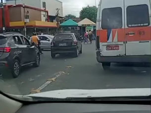 CAOS NAS AVENIDAS E RUAS DE SIMÕES FILHO: Trânsito em colapso e motoristas e pedestres em alerta