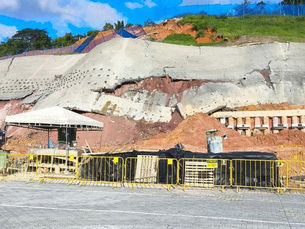 DESLIZAMENTO DE ENCOSTA EM OBRA NO TERRENO DO MERCADO LIVRE EM SIMÕES FILHO: Estrutura de contenção cede e gera preocupação