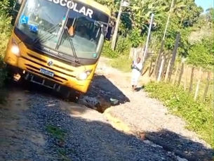 Moradora flagra ônibus escolar em risco de tombar e expõe precariedade de infraestrutura em estrada na localidade do Oiteiro sentido Santa Rosa em Simões Filho